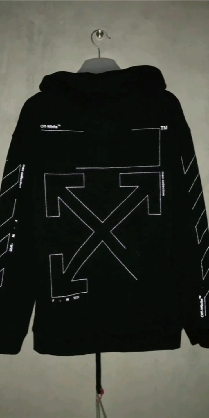 Real shot of the video - the top tested version of OFFWHITE OW damaged and incomplete sketch hooded cotton loose pullover round neck sweatshirt for male and female couples. This printing has a reflective effect, not an ordinary offset printing. Everyone must know this, don't waste money and buy the wrong version. It doesn't exist in my house, so you can place your order with confidence. The printing uses imported 3M reflective powder, mixed with transparent glue. It is made from stencil technology and glue scraping. The glue ratio has been tested repeatedly to ensure the firmness of the printing and the 3M reflective effect. You get what you pay for. The fabric is made of 420g heavy terry material, which is thick but not bulky and has a full drape. Version OS code number XS-L size chart